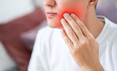 A man with painful wisdom teeth